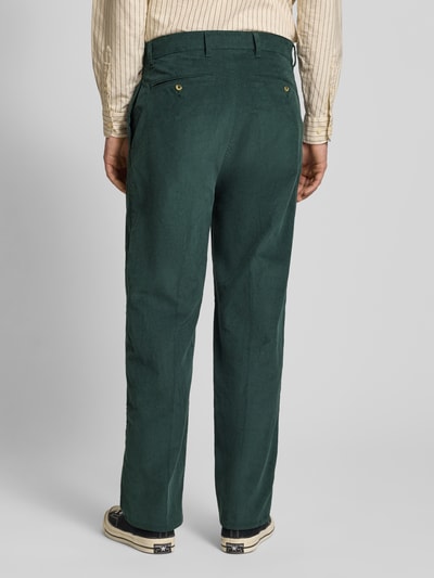 Mężczyzna model nosi spodnie sztruksowe z kieszeniami z tyłu, model 'Script' od BLKVIS, bawełna, szerokie nogawki, widok z tyłu.