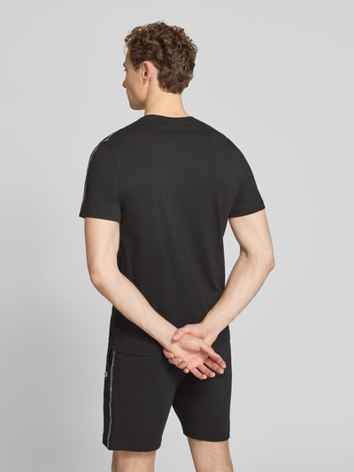 Männermodel trägt Regular Fit T-Shirt aus reiner Baumwolle von Lacoste, Optik: Unifarben, Passform: Regular-Fit, Label-Applikation, Rundhals, Ärmelform: Kurzarm, Material: Reine Baumwolle, Ganzkörperansicht Rückansicht.