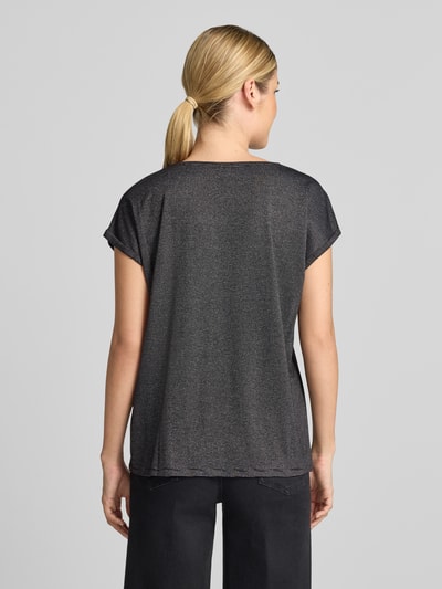Frauenmodel trägt graues Loose Fit T-Shirt aus Viskose-Mix Modell 'LAVA' von VERO MODA, glatte Textur, Ganzkörperansicht Rückansicht.