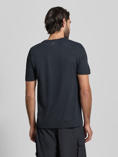Mężczyzna nosi Slim Fit T-Shirt mit Logo-Print Modell 'Vanish' von Under Armour, kolor czarny, perforowany materiał, Szerokość w rozmiarze M: 40 cm, długość nogawki wewnętrznej w rozmiarze M: 70 cm, widok całej sylwetki z tyłu