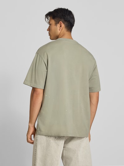 Męski model nosi Regular Fit T-Shirt aus reiner Baumwolle Model 'Painter' von Carhartt Work In Progress, zielony kolor, detal z logo, bawełna, krój regular fit, Długość tyłu w rozmiarze M: 72 cm, Ganzkörperansicht Rückansicht.
