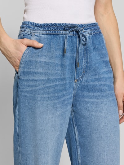 Frauenmodel trägt Relaxed Fit Jeans aus Lyocell-Baumwoll-Mix von Marc O'Polo, Optik: Unifarben, Bundabschluss: Elastisch, Tunnelzug, Seitliche Eingrifftaschen, Gesäßtaschen, Materialverarbeitung: Denim, Ganzkörperansicht von vorne