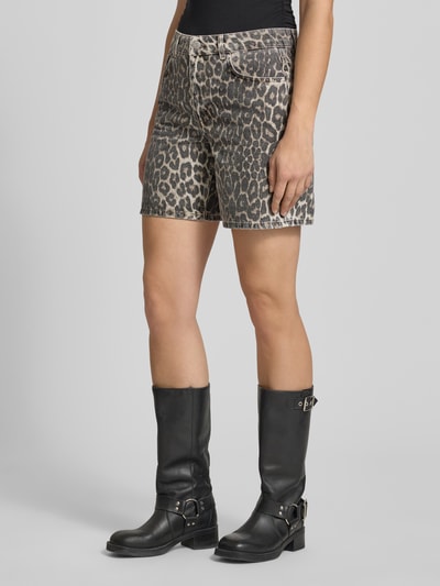 Frauenmodel trägt Straight Fit Shorts in Denim-Optik von REVIEW aus Reine Baumwolle mit Allover-Animal-Print und 5-Pocket-Design, Nahaufnahme Oberschenkel Vorderansicht.
