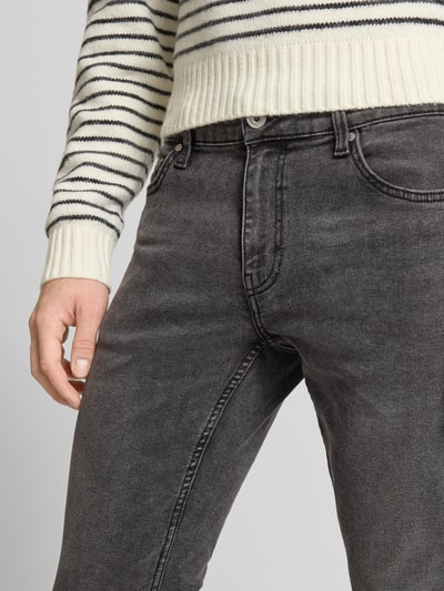 Männermodel trägt Slim Fit Jeans aus Baumwoll-Mix Modell 'LOOM' von Only & Sons in unifarbenem Grau, Nahaufnahme Oberkörper.
