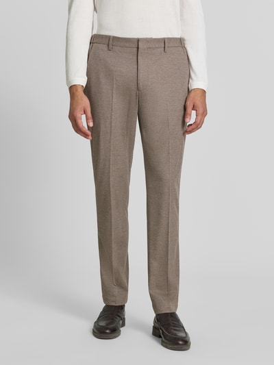 Männermodel trägt Fein strukturierte Hose mit Gesäßtaschen Modell 'Rick' von Pierre Cardin in Beige, Slim Fit, Ganzkörperansicht von vorne.