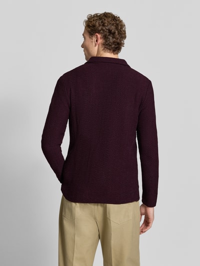 Männermodel trägt Regular Fit Cardigan mit Woll-Alpaka-Anteil in tricotlook van Manuel Ritz, Materiaalmix, reverskraag, ruglengte bij maat M 75 cm, mouwlengte bij maat M 67 cm, donkerpaars met beige, gebreide textuur, ganzlichaamsaanzicht rugaanzicht