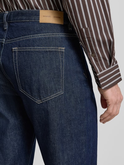 Männermodel trägt Jeans aus reiner Baumwolle Modell 'COSMO' von Samsøe Samsøe, 5-Pocket-Design, Detailaufnahme Rückansicht.