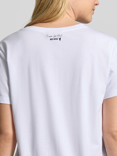 Vrouwenmodel draagt Regular Fit T-shirt met v-hals Model 'Dala' van MOS MOSH, modalmix, met korte mouwen, label-embleem, ruglengte maat S 58 cm, detailopname rugaanzicht