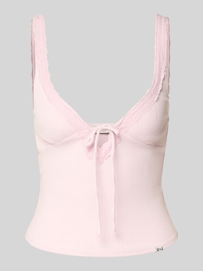 Produktfoto, Slim Fit Top mit Spitzenbesatz von Guess Jeans in zartem Rosa, elastischer Baumwoll-Mix mit Modal-Anteil, Zierschleife, Ärmelloses-Design, V-Ausschnitt, feine Rippstruktur, Rückenlänge bei Größe S 26 cm.