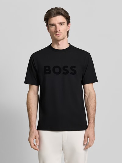 Männermodel trägt Regular Fit T-Shirt aus Baumwoll-Mix Modell 'ICONIC' von BOSS Green, unifarben, Label-Prägung, Ganzkörperansicht von vorne