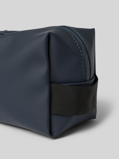 RAINS Toilettas met logo Marineblauw - 2