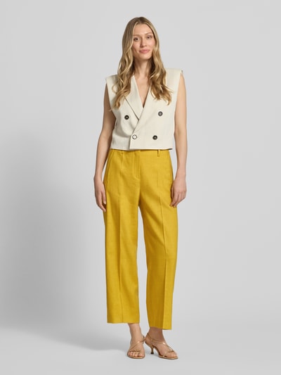 Frauenmodel trägt Wide Leg Hose aus Leinen-Mix von Windsor in Gelb mit Bügelfalten, elastischem Bund, Bundweite 38 cm, Ganzkörperansicht von vorne.