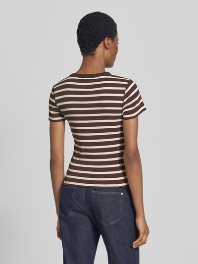 Vrouwenmodel draagt bruin-beige gestreept t-shirt met riblook, slim fit van puur katoen, Model 'KOALE' van DRYKORN, ruglengte maat S 53 cm, ronden hals, ganzlichaamsweergave achterkant.