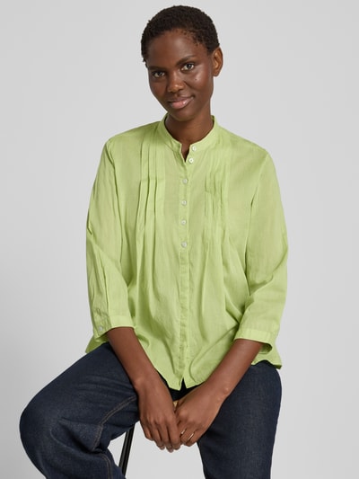 Frauenmodel trägt Regular Fit Bluse mit Drapierungen und 3/4-Arm von Christian Berg Woman in Hellgrün, Stehkragen, Knopfleiste, Nahaufnahme Oberkörper.