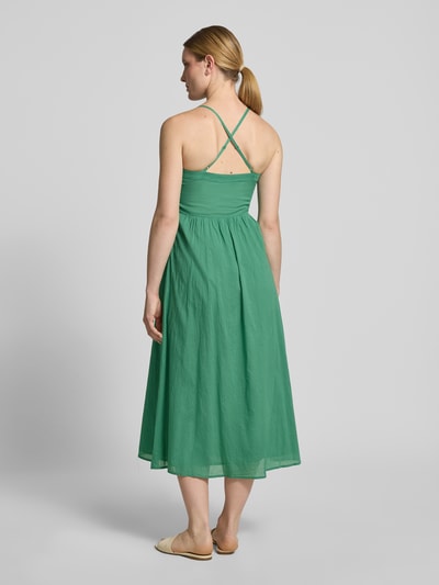 Vrouwenmodel draagt Midi-Kleid mit Spaghettiträger van JAKE*S STUDIO WOMAN in groen, getailleerd model, midilengte, onderrok, ruglengte maat 36: 105 cm, borstwijdte maat 36: 36 cm. Ganzlichaansicht rückaanzicht.
