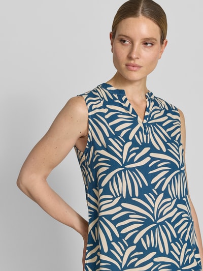 Frauenmodel trägt Regular Fit Blusentop aus Reine Viskose Modell 'Iv44anka' von ZABAIONE im Allover-Look mit V-Ausschnitt, Nahaufnahme Oberkörper.