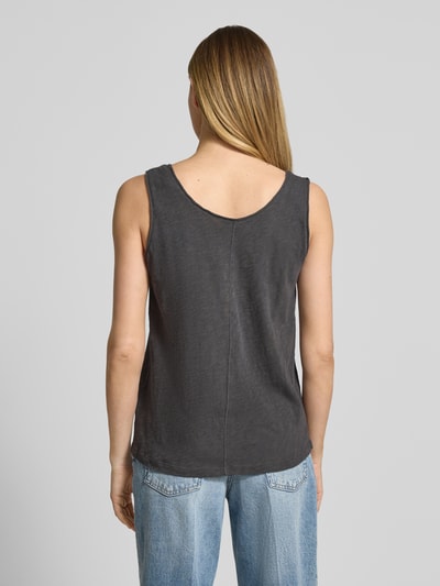 Młody modelka nosi Regular Fit Top aus reiner Baumwolle von Marc O'Polo, jednolity kolor, bez rękawów, okrągły dekolt, czysta bawełna, krój regular fit, widok całej sylwetki od tyłu
