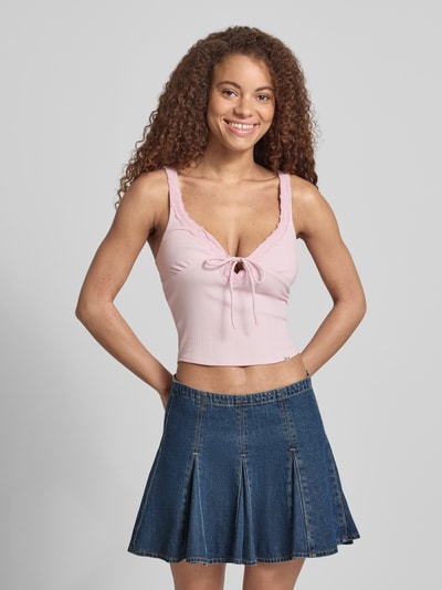 GUESS Jeans Slim Fit Top mit Spitzenbesatz Hellrosa 4