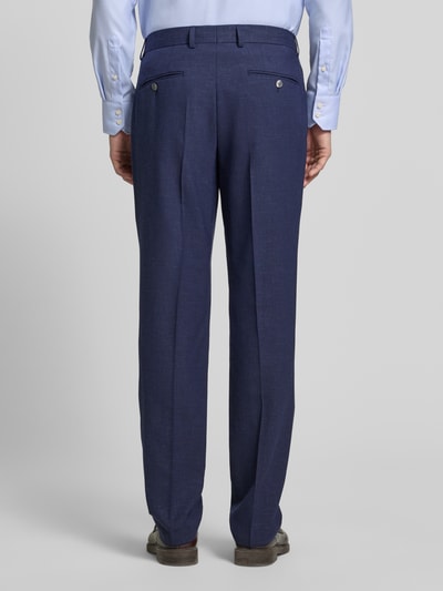 Männermodel trägt Regular Fit Anzughose mit Woll-Anteil Modell 'LENNON' von BOSS in Melange-Optik, Materialverarbeitung Twill, Ganzkörperansicht Rückansicht.