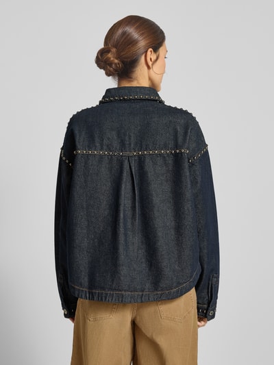 miss goodlife Bluzka jeansowa o kroju relaxed fit z nakładanymi kieszeniami model ‘Studs’ Jeansowy niebieski 5