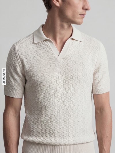 Männermodel trägt Poloshirt mit Polokragen und V-Ausschnitt von JAKE*S STUDIO MEN in Creme, Body Fit, Strukturmuster, Nahaufnahme Oberkörper.