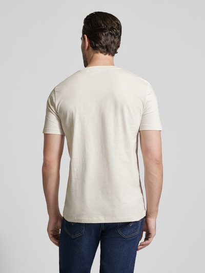 Männermodel trägt Regular Fit T-Shirt aus reiner Baumwolle von Tom Tailor Denim, Optik: Unifarben, Kurzarm, Ganzkörperansicht Rückansicht.