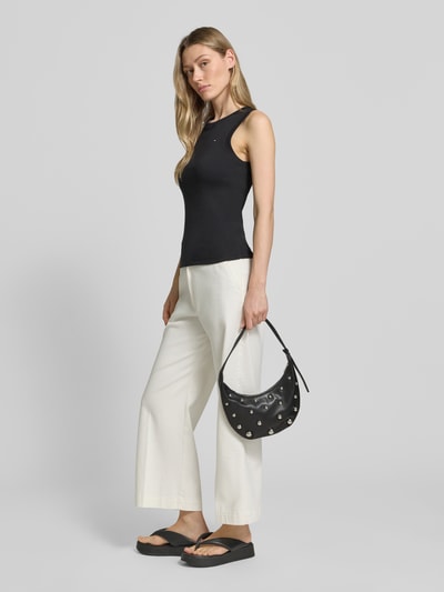 Kobiece modelka nosi Hobo Bag mit Applikationen Modell 'RYKER' von LIEBESKIND BERLIN, czarny z aplikacje i wytłoczone logo, szerokość w rozmiarze 1: 27 cm, długość 22 cm, głębokość 5 cm, pasek na ramię 43 cm, całkowity widok z przodu.