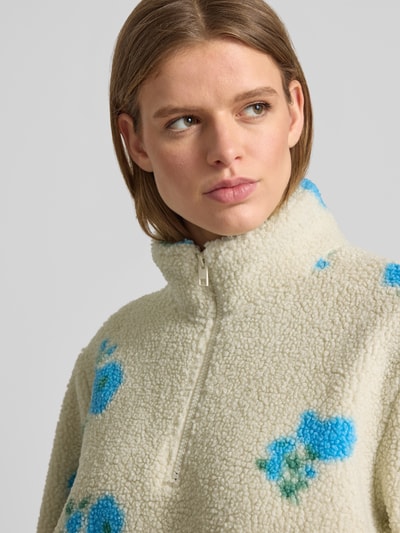 Frauenmodel trägt Regular Fit Pullover mit Stehkragen Modell 'Vera' von JJXX aus Teddyfell mit Reißverschluss, Nahaufnahme Oberkörper.