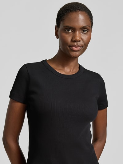 Frauenmodel trägt Slim Fit T-Shirt aus Baumwoll-Mix Modell 'KARDAA' von Armedangels, Optik: Unifarben, Feinripp, Logo-Stitching, Rundhals, Kurzarm, Nahaufnahme Oberkörper.