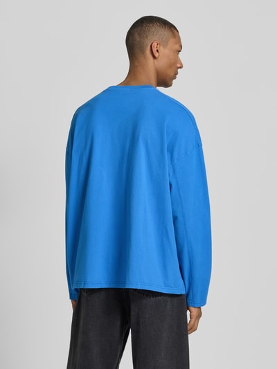 Männermodel trägt Longsleeve mit Logo-Print Modell 'GIXY' von American Vintage in Blau, Baumwolle, Loose Fit, Rückansicht, Ganzkörperansicht