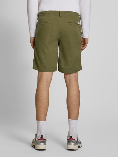Männermodel trägt Shorts mit Tunnelzug Modell 'JAIDEN' von Jack & Jones aus Baumwoll-Leinen-Mix, Regular-Fit, Rückansicht Ganzkörperansicht.