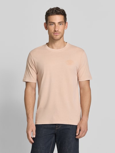 Männermodel trägt T-Shirt mit Label-Print Modell 'FELIX' von Jack & Jones Premium aus reiner Baumwolle in Regular Fit, Ganzkörperansicht von vorne.