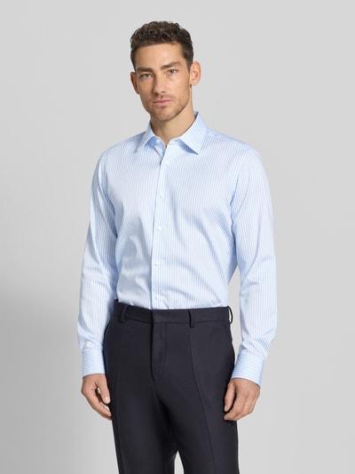 Męski model nosi Regular Fit Businesshemd aus reiner Baumwolle Modell 'JOE' od BOSS, jasnoniebieskie cienkie paski, kent kołnierzyk, długi rękaw, krój regular fit, bawełna, widok całej sylwetki z przodu.