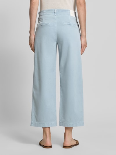Frauenmodel trägt Wide-Leg-Pants aus Lyocell-Mix Modell 'STYLE.MAINE S' von Brax, Optik: Unifarben, Label-Patch, Ganzkörperansicht Rückansicht