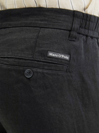 Männermodel trägt Regular Fit Shorts aus reinem Leinen Modell 'RESO JOGGER' von Marc O'Polo, Optik: Unifarben, Detailaufnahme. Europaproduktion, Passform: Regular-Fit, Verschluss: Knopf und Reißverschluss, seitliche Eingrifftaschen, Paspeltaschen, Material: Leinen.