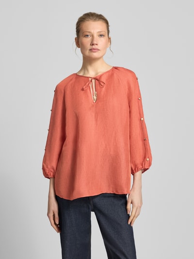 Frauenmodel trägt Bluse aus Leinen-Mix mit Zierknöpfen von Marc Cain, orange, Loose-Fit, Schlüsselloch-Ausschnitt, 3/4-Arm, Ganzkörperansicht von vorne.