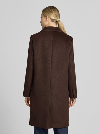 Modelka kobieca nosi Regular Fit Mantel mit Woll-Anteil von s.Oliver RED LABEL w kolorze ciemnobrązowym, tekstura miękka, widok całej sylwetki od tyłu.