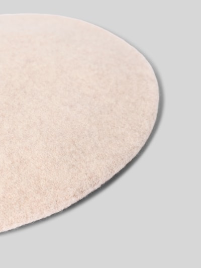Productfoto, Béret aus reiner Wolle van Loevenich in effen design met punt, lichtbeige kleur en zachte textuur.