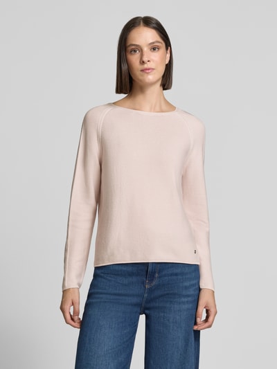 Frauenmodel trägt Regular Fit Longsleeve aus reiner Baumwolle von monari in Strick-Optik, Rundhalsausschnitt, Ganzkörperansicht von vorne.