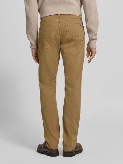 Männermodel trägt Straight Fit Jeans aus elastischem Baumwoll-Mix Modell 'Lyon' von Pierre Cardin, kolor beżowy, 5 kieszeni, szlufki na pasek, zapięcie na guzik i zamek błyskawiczny, Szerokość w rozmiarze 32/34: 41 cm, Długość wewnętrzna nogawki: 86 cm, Ganzkörperansicht Rückansicht