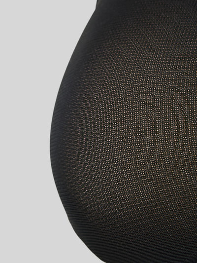 Nahaufnahme Oberkörper zeigt Frauenmodel trägt BH in semitransparentem Design Modell 'Smooth' von Hanro, elastischer Material-Mix.