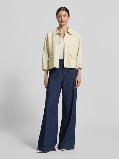 Vrouwenmodel draagt Regular Fit jack met viscose van More & More, katoen- en viscosemix, platte kraag, structuurpatroon, 3/4-mouw, klepzakken, doorlopende knoopsluiting, elastische mouwboorden, lichte kleur, grof weefsel, vooraanzicht volledige lichaamsopname.