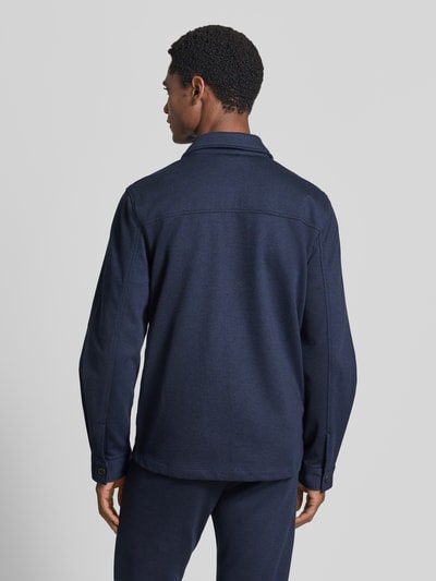 Männermodel trägt dunkelblaues Slim Fit Hemdjacke mit Viskose-Anteil von Lindbergh, strukturierte Optik, Ganzkörperansicht Rückansicht.