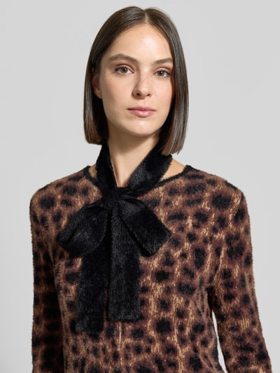 Frauenmodel trägt Regular Fit Cardigan mit Viskose-Anteil von zero, Material-Mix, Rundhalsausschnitt, Knopfleiste, Nahaufnahme Oberkörper.