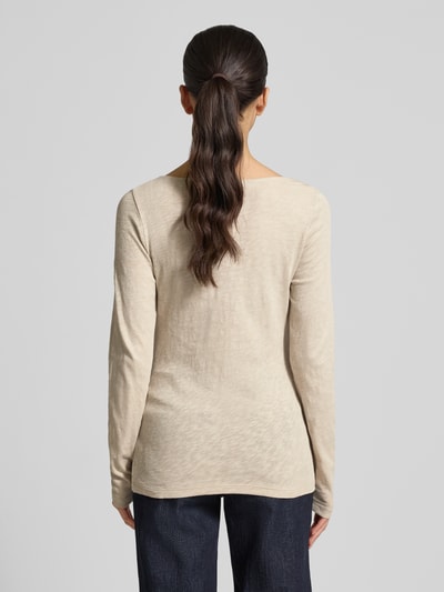 Frauenmodel trägt Regular Fit Langarmshirt aus reiner Baumwolle von Marc O'Polo in Melange-Optik mit Logo-Print, Ganzkörperansicht Rückansicht.