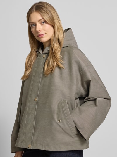Frauenmodel trägt Regular Fit Jacke mit Kapuze Modell 'Elle' von G-LAB in Beige, mit Druckknopfverschluss, Eingrifftaschen, Tunnelzug, Nahaufnahme Oberkörper. Rückenlänge 64 cm, Schulterbreite 56 cm, Brustweite 56 cm, Ärmellänge 51 cm in Größe S.