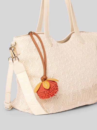 Produktfoto, beige strukturierte Handtasche mit kurzem Griff, abnehmbarem Schultergurt mit Label-Details und rotem Anhänger, Modell 'COURMAYEUR' von VALENTINO BAGS, Hauptfach mit Magnetverschluss, Reißverschlusstasche innen, Maße: 45x31x15 cm, Länge Schulterriemen 63 cm, dezente Label-Prägung auf der Vorderseite