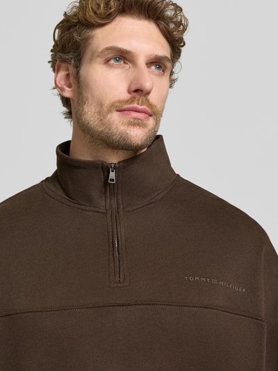 Męski model nosi Relaxed Fit Sweatshirt aus Baumwoll-Modal-Mix von Tommy Hilfiger, brązowy kolor, gładka tekstura, zbliżenie na górę ciała, bluza męska od Tommy Hilfiger