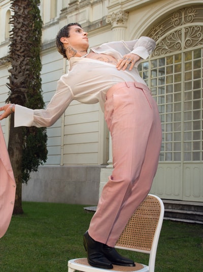 Männermodel trägt Slim Fit pantalon van mix van scheerwol, zijde en linnen model 'H-GENIUS-B1-262' van BOSS in mêlee look, persplooien, riemlussen, steekzakken en achterzak, knoop- en ritssluiting, Ganzkörperansicht van voren.