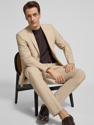 Männermodel trägt Pantalon aus scheerwolmix met stretch, regular fit, persplooien, paspelzakken achter van DIGEL, nahaufnahme oberkörper, context: herenpantalon, bandwijdte maat 50: 45 cm, binnenbeenlengte maat 50: 76 cm.